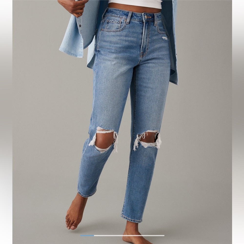 ✖️SOLD✖️ American Eagle Ripped Mom Jeans Size 0 Regular